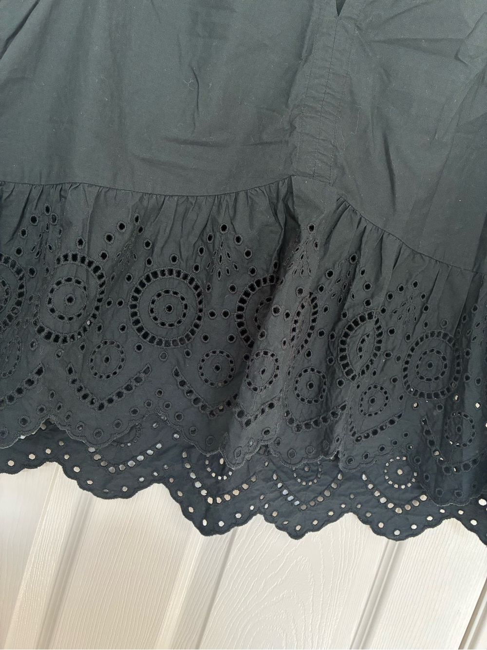 GAP Black Eyelet Hem Sleeveless V-Notch Camisole - Picture 4 of 4
